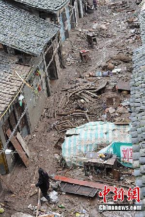 四川洪灾区民众陆续恢复生产