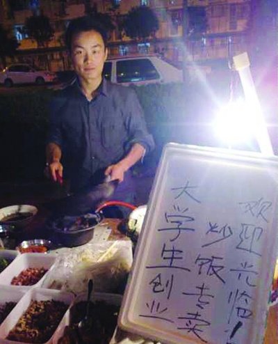 大四生校门口卖炒饭 网上爆红被赞“炒饭哥”