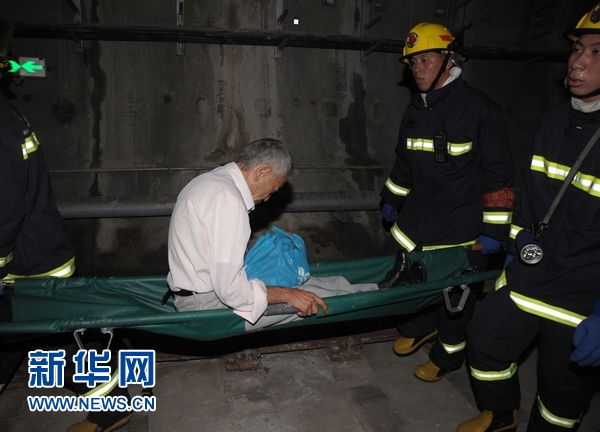 上海地铁发生两车追尾事故 有乘客受伤（组图）