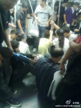 上海地铁10号线老西门站发生列车追尾 有人受伤