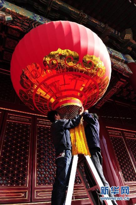 北京天安门城楼大红灯笼高挂迎国庆