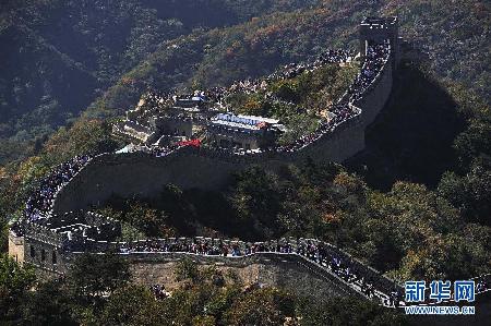 众多游客在八达岭长城游览 体验登高远望的“好汉”情怀