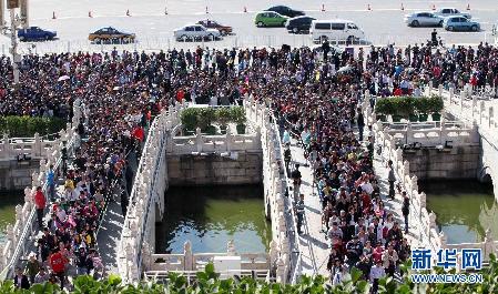 国庆多地现“人海”景观 后悔放弃