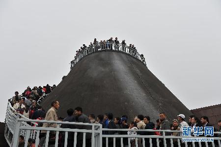 国庆多地现“人海”景观 后悔放弃