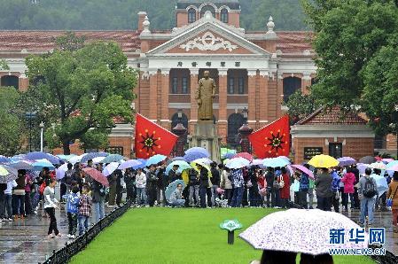 国庆多地现“人海”景观 后悔放弃