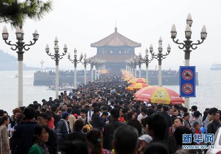 国庆多地现“人海”景观 后悔放弃