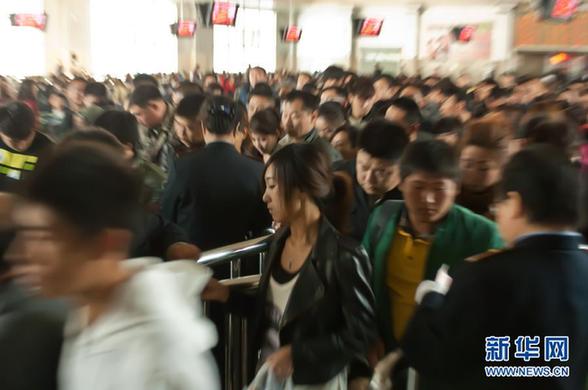 国庆长假将结束 各地迎来返程客流高峰