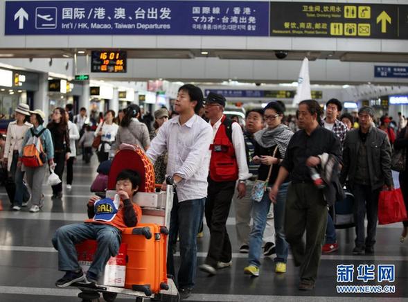 国庆长假将结束 各地迎来返程客流高峰