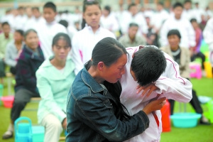 重庆300名中学生为长辈洗脚 不少人感动落泪