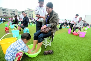 重庆300名中学生为长辈洗脚 不少人感动落泪