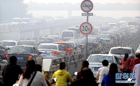 中国部分地区出现大雾天气