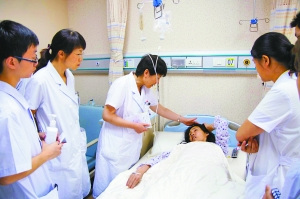 怕冷美女夏天穿保暖衣 冬天彻底变“粽子”