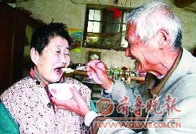 新婚妻子遭横祸成植物人 老汉照料34年将其唤醒