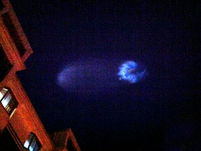 中国再现UFO：2颗“大星”并飞 1颗突然爆炸