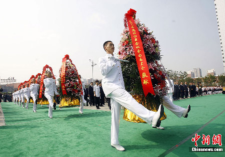 纪念辛亥革命百年缅怀英烈祭奠仪式武汉举行
