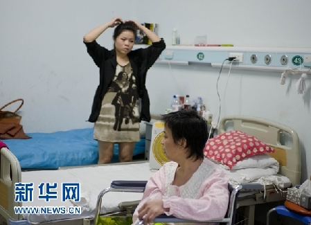 女大学生带病母上学:妈妈活多久 我就让她幸福多久