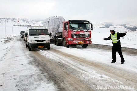 风雪袭击新疆哈密　两省道被迫关闭