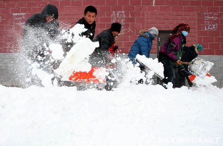 风雪袭击新疆哈密　两省道被迫关闭