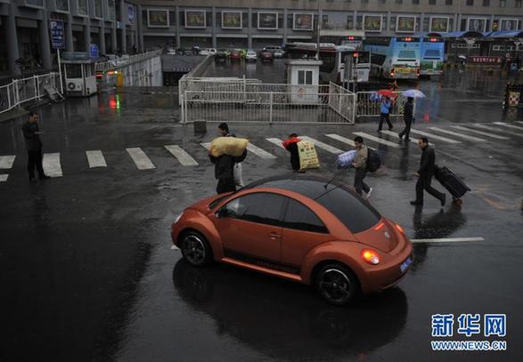 京城飞雨秋意寒