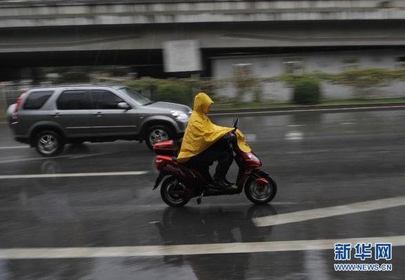 京城飞雨秋意寒