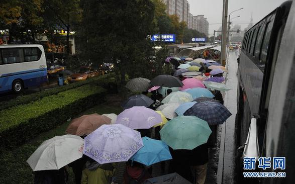 京城飞雨秋意寒