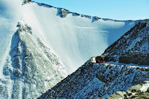 深秋雪掩天山路