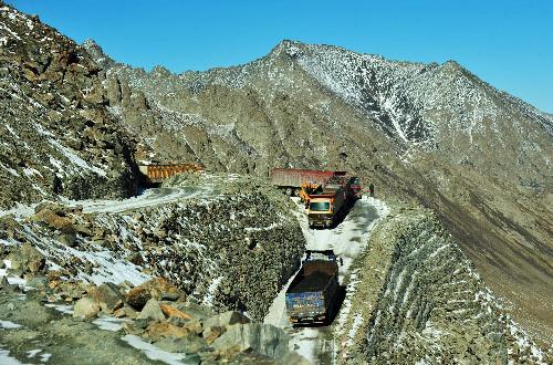 深秋雪掩天山路