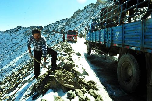 深秋雪掩天山路