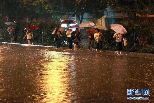 暴雨袭广州 中心城区大面积积水