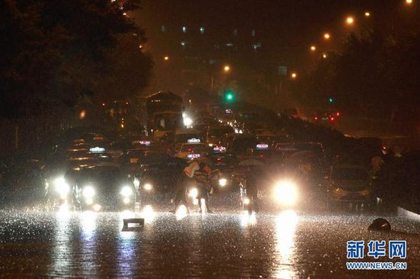 暴雨袭广州 中心城区大面积积水