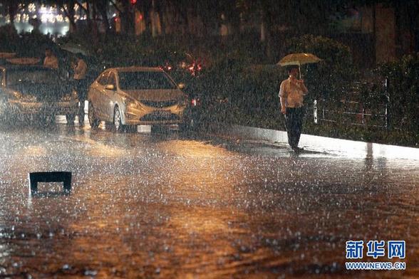 暴雨袭广州 中心城区大面积积水