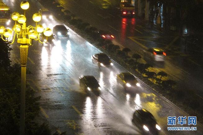 暴雨袭广州 中心城区大面积积水