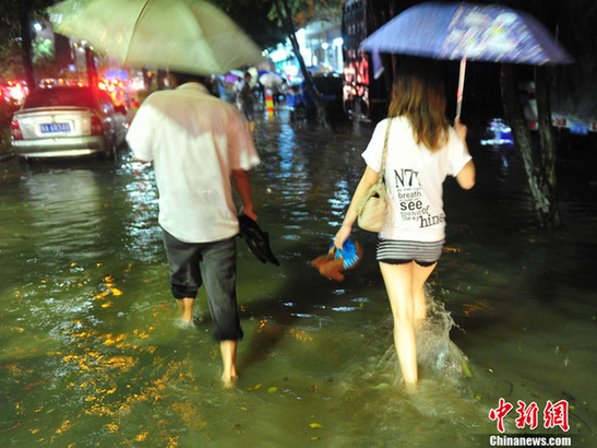 暴雨袭广州 中心城区大面积积水