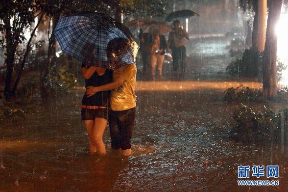 暴雨袭广州 中心城区大面积积水
