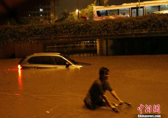暴雨袭广州 中心城区大面积积水