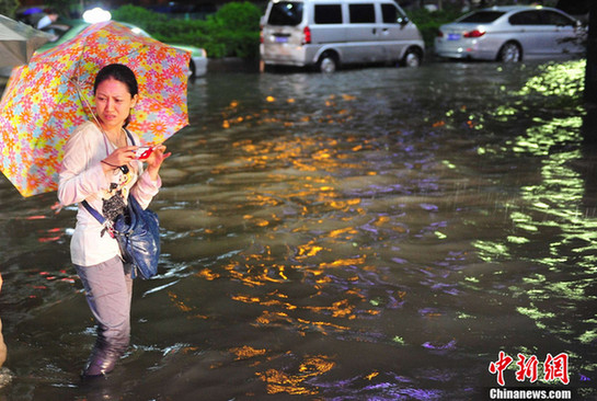 暴雨袭广州 中心城区大面积积水