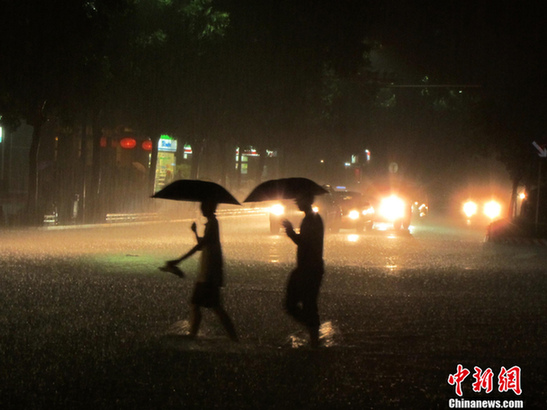 暴雨袭广州 中心城区大面积积水
