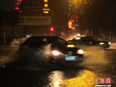暴雨袭广州 中心城区大面积积水