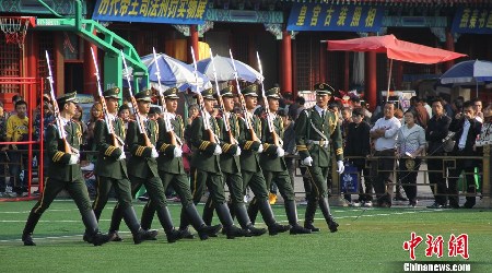 天安门国旗护卫队开放日吸引游客
