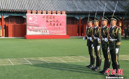 天安门国旗护卫队开放日吸引游客