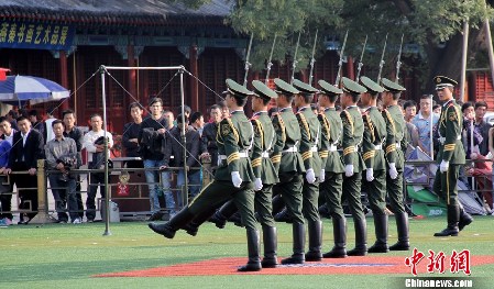 天安门国旗护卫队开放日吸引游客