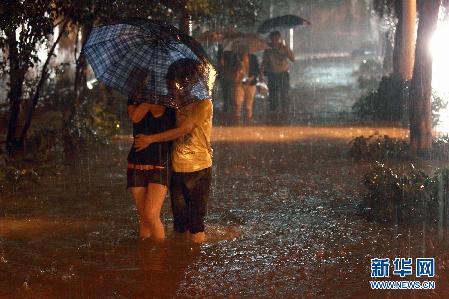 暴雨袭广州 中心城区大面积积水