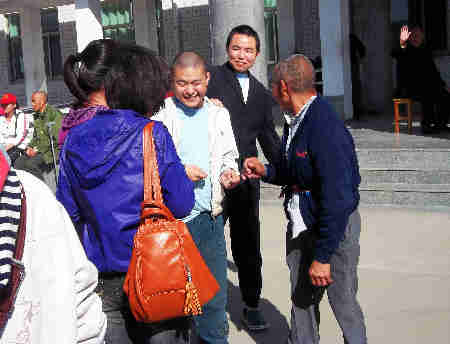郑州慈善日 大学生走进福利院送爱心