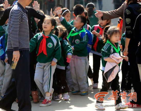 陕西少工委称小学生戴绿领巾属个案已被叫停