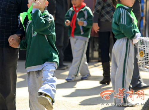 陕西少工委称小学生戴绿领巾属个案已被叫停