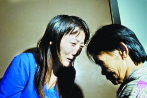 广东省委副书记朱明国看望被碾女孩小悦悦(图)