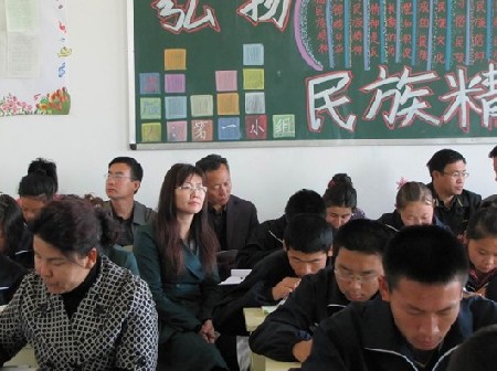 河北张家口教育系统代表团到和硕县各中小学参