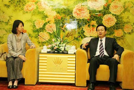 香港特区驻上海经贸办事处主任谭惠仪一行访问南通