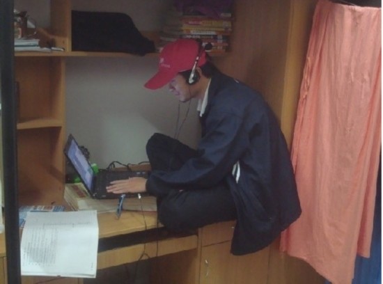 太有想象力了：当大学生没有椅子可坐 组图