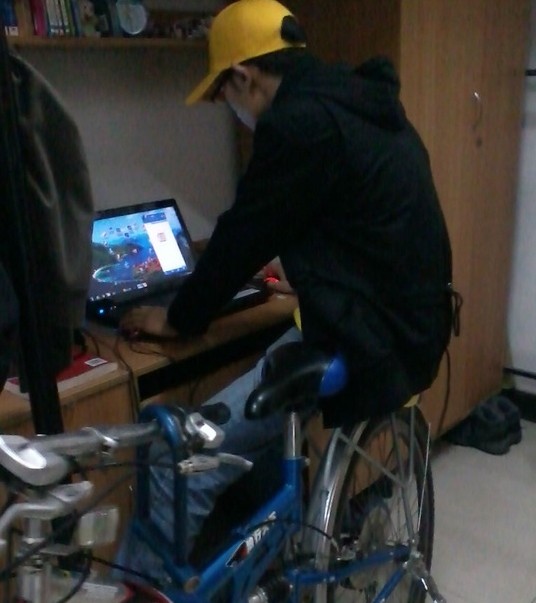太有想象力了：当大学生没有椅子可坐 组图